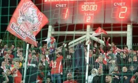 Фанатов «Спартака» оградили решеткой и заперли на стадионе