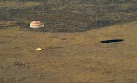 Парашют возвращающегося с МКС корабля «Союз МС-12» раскрылся